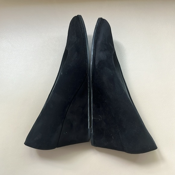 Stuart Weiztman black suede wedge shoe - Picture 3 of 9